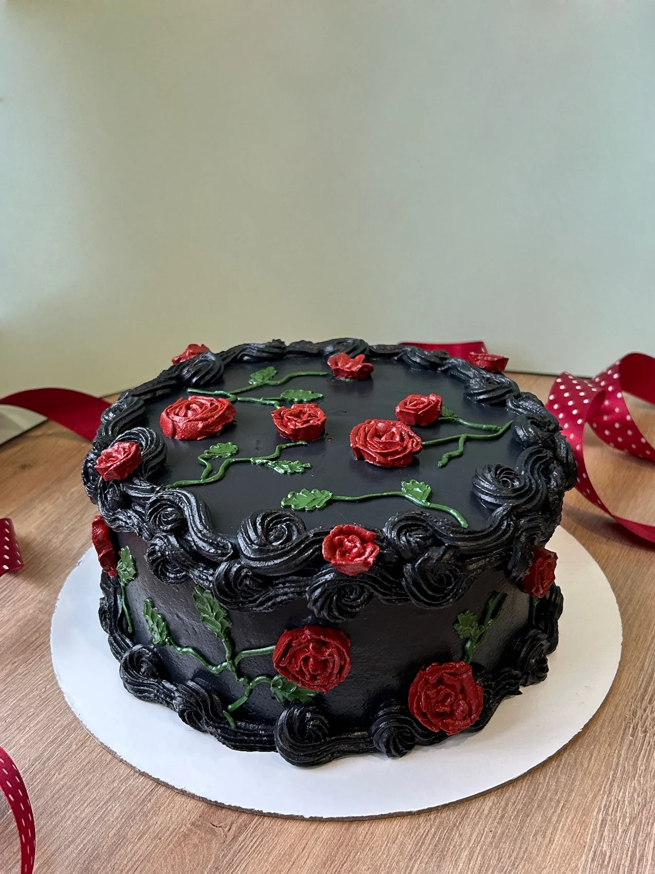 Чёрный торт с красными розами
