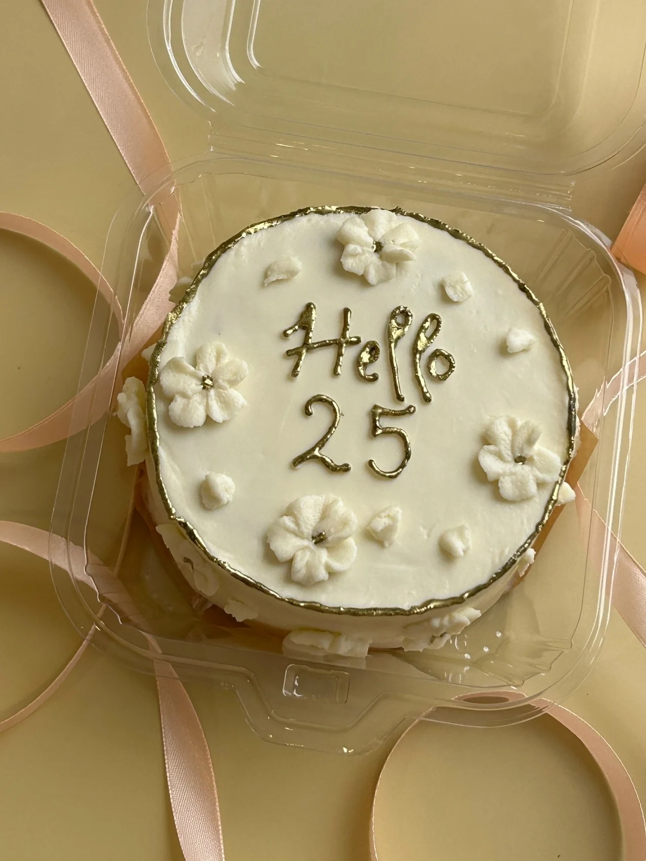 Бенто Hello 25 с белыми цветами