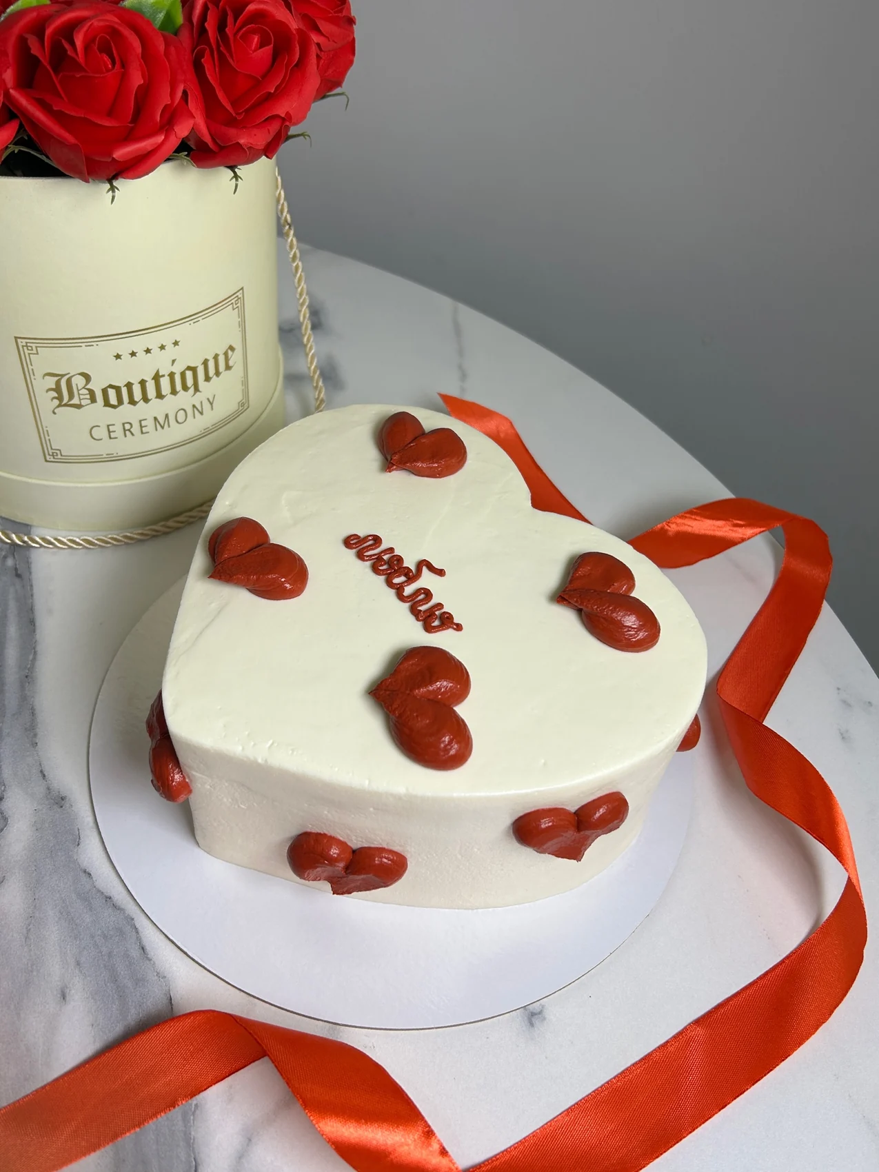 Романтичный торт-сердце с красными сердечками